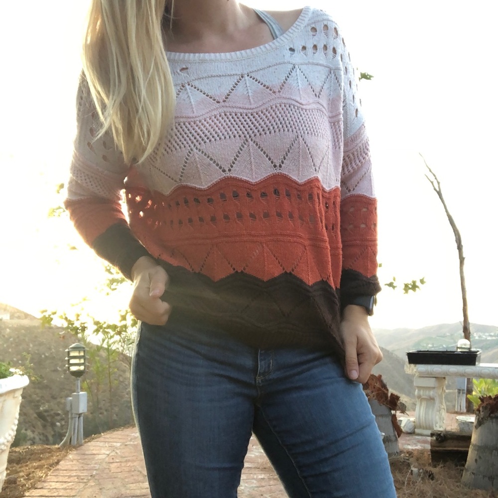 {BCBGMaxazria} Pullover With Cutout Detail B14